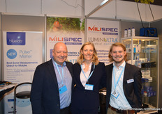 Milispec had een nieuwe portable nitraatmeter én een bodemvocht- en temperatuurmeter op basis van geluidsgolven meegenomen. Op de foto John van der Hoeven, Anna Whittaker (Luminultra) en Aram Swinkels.